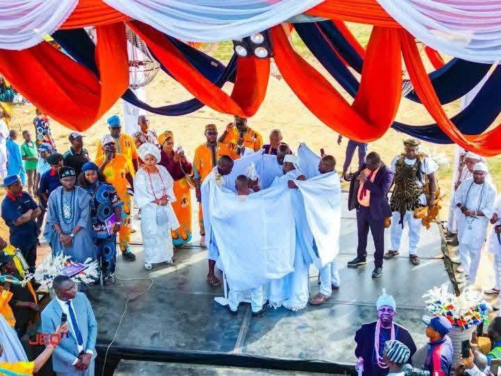 Ooni Ogunwusi Crowns Oba Adesoye as 21st Elerin of Erin-Ile