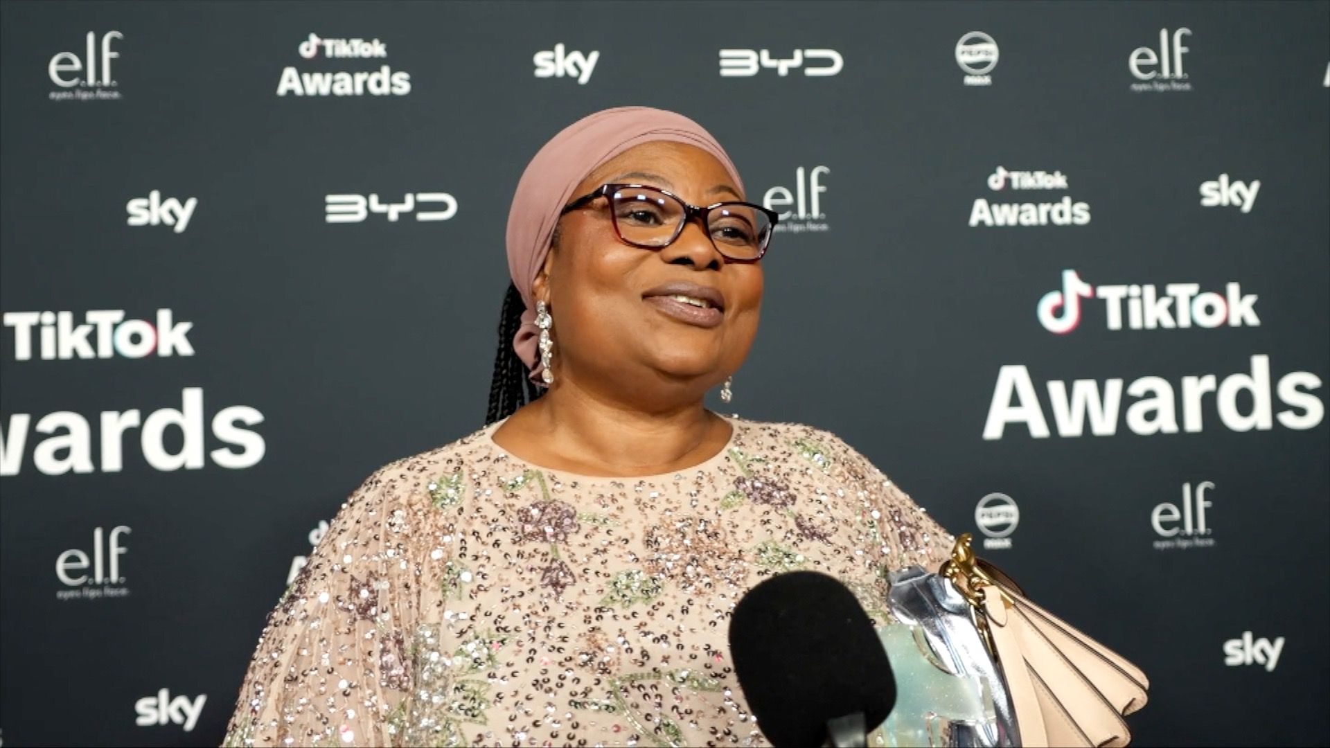 “London Bus Aunty” Wins Video of the Year at TikTok UK Awards 2025