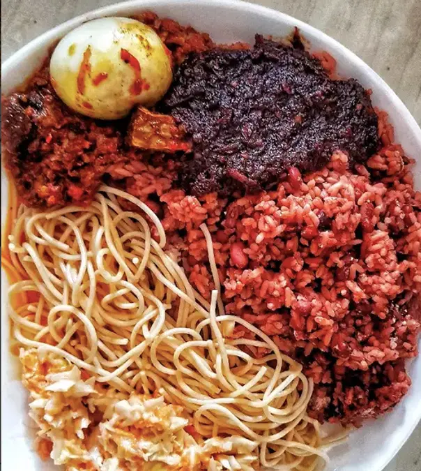Ghana and Nigeria may have their food rivalries, but their cuisines share plenty of delicious similarities. Here are five foods both countries enjoy.